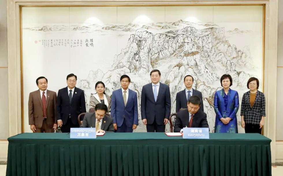 leyu.乐鱼环境向老挝万象捐赠7台环卫装备，助力“一带一路”建设