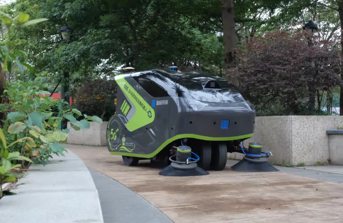 leyu.乐鱼环境5G环卫机器人亮相2021中国创新创业成果交易会